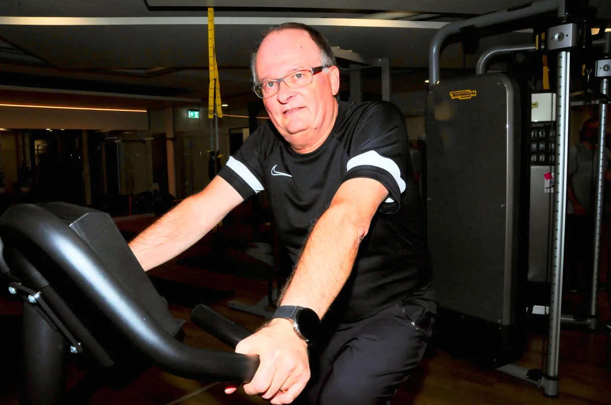 Man sieht einen Mann auf dem Ergometer.